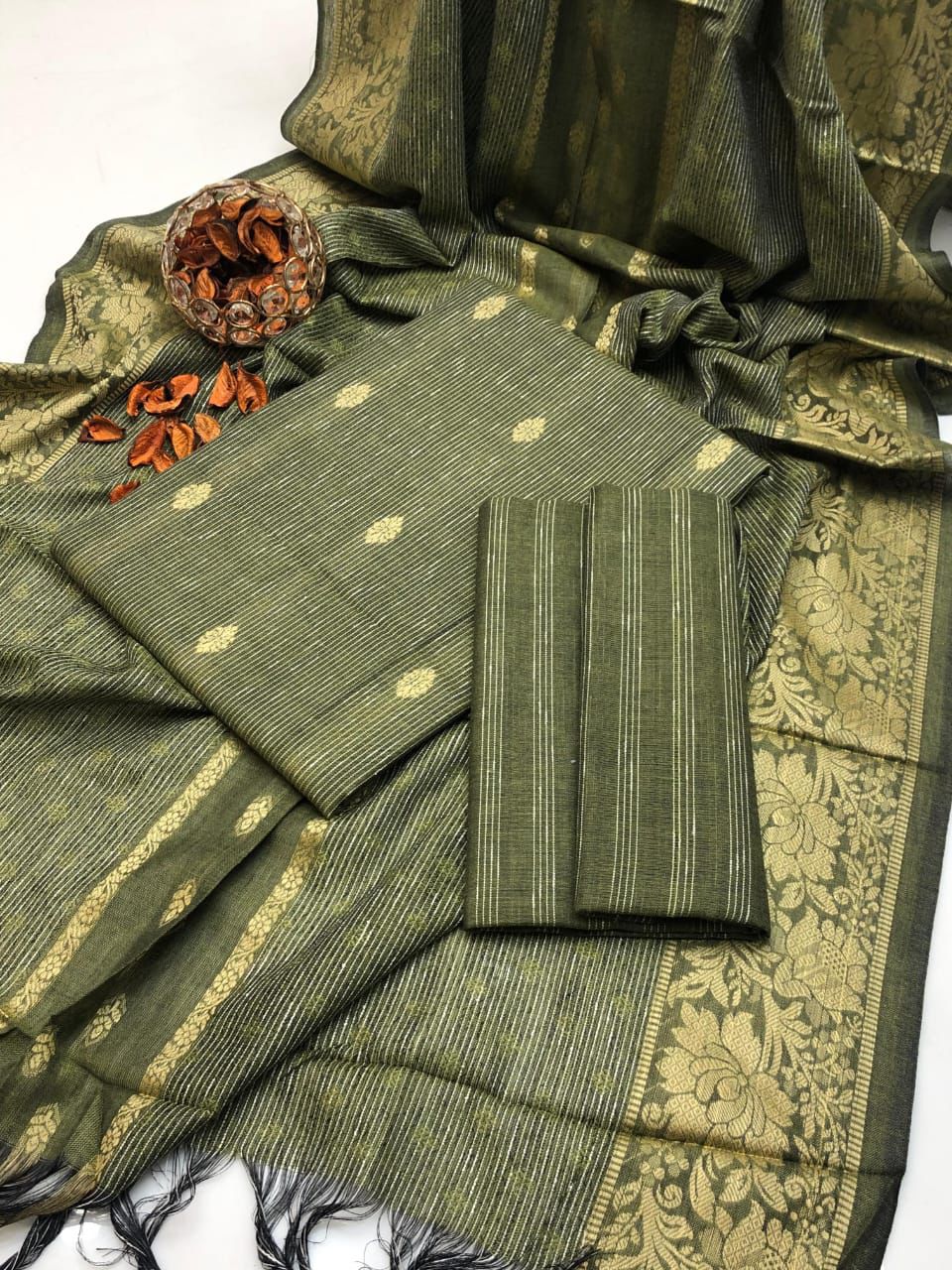 Sussi Khaddar Jacquard Broshia Shirt with Fancy Shawl 3Pcs Dress
