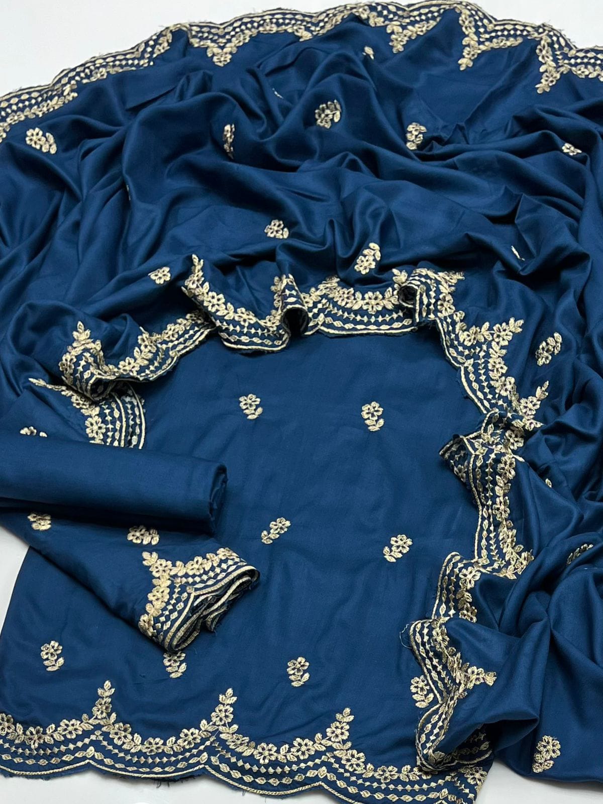 Linen Embroidered Dress with Cutwork Dupatta 4Pcs Dress